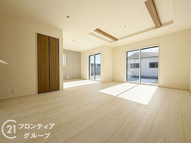 LDKには大きな窓からたくさんの光が入り、明るく、開放的な空間を演出してくれます。お友達が遊びに来た時も自慢のリビングになりますね！