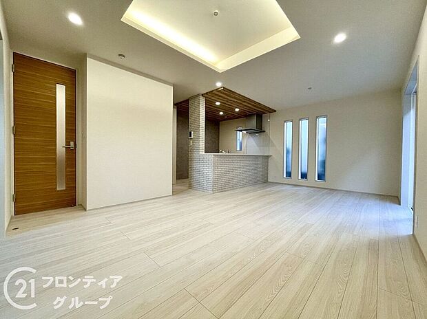 LDKには大きな窓からたくさんの光が入り、明るく、開放的な空間を演出してくれます。お友達が遊びに来た時も自慢のリビングになりますね！