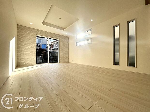 LDKには大きな窓からたくさんの光が入り、明るく、開放的な空間を演出してくれます。お友達が遊びに来た時も自慢のリビングになりますね！