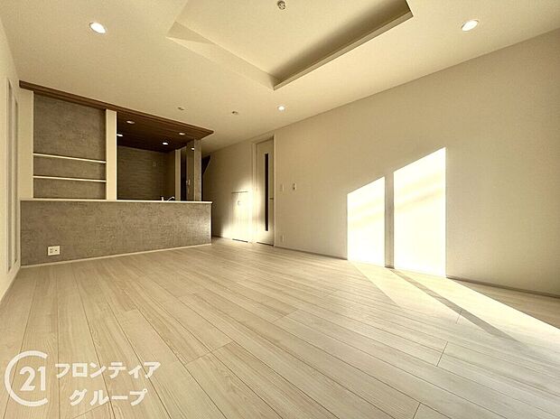 天井の中央部分を周囲より一段高くとった折上天井です。開放感があり、部屋が広く感じます！