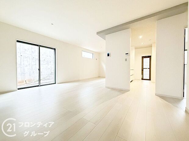 リビングのフローリング材には、木目や色調など木材特有の風合いがあり、ナチュラルな美しさで、日々の生活に温もりを与えてくれます。