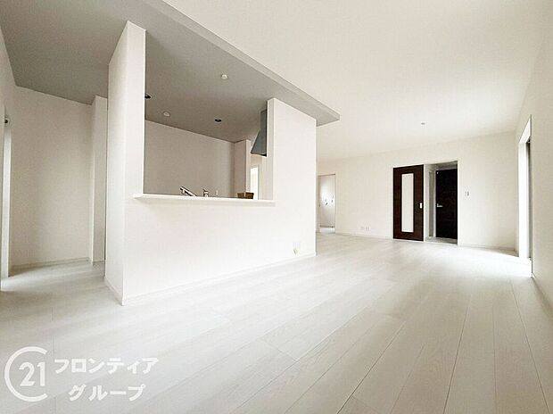 LDKには大きな窓からたくさんの光が入り、明るく、開放的な空間を演出してくれます。お友達が遊びに来た時も自慢のリビングになりますね！