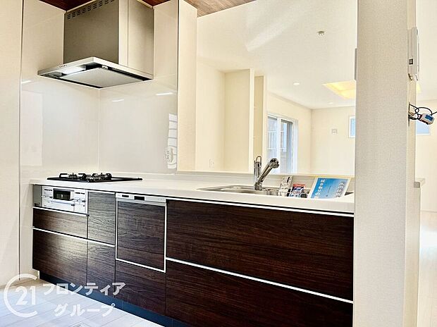 システムキッチンは、効率的な動線と収納力を兼ね備えた理想的な空間。スタイリッシュなデザインで、機能性と美しさを兼ね備え、どんなインテリアにも合わせやすく、毎日の料理を快適にサポートします。