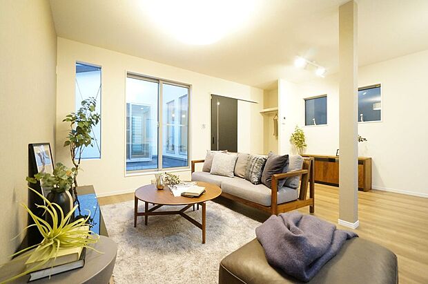 【施工例/洋室】スタイル:アーバンステイトリーホテルライクな雰囲気を醸し出すモダンなデザインです。落ち着きと重厚感ある住まいで、趣ある贅沢な暮らしをお楽しみください。