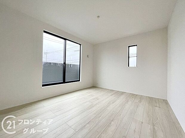 こちらのお部屋はバルコニーに面しており、日当たり、通風ともに良好です!お布団などもサッと干せて便利ですね