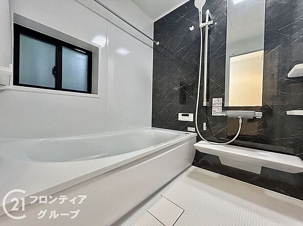 温めたお湯の熱を逃しにくい断熱浴槽！半身浴がしやすいベンチ型形状なので、お子様との入浴や、さまざまな入浴スタイルに便利です！