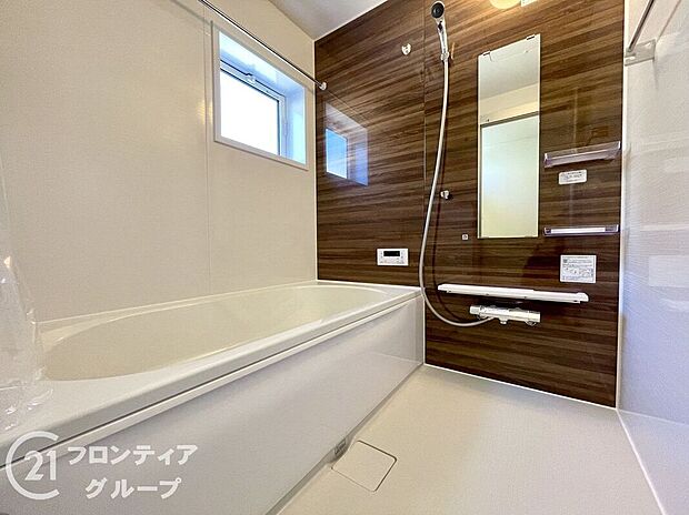 無駄を無くした新形状でしっかり節水。くつろぎの入り心地を実現した『らくエコ浴槽』を採用！床はクリーン床を採用しており、お風呂掃除が楽に行えます。