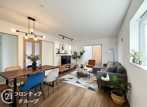 【家具入りイメージ画像】シンプルで美しいデザインのリビングは、お好みのインテリアにコーディネイトしやすく、家族がやすらぐ癒しの空間が作れますね。