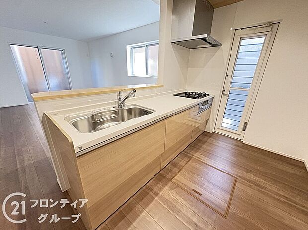 人工大理石カウンタートップ・ガラストップコンロを採用しており、お掃除ラクラク！奥様に嬉しい機能がたくさんついており、毎日のお料理も楽しくなりそうですね！