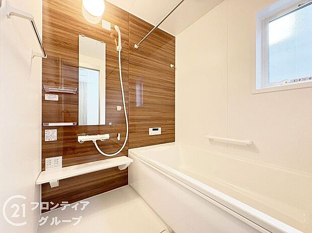 浴室には隠れた節水機能が充実！シャワーにはたくさんの空気を含んだ大粒の水は節水効果大！浴槽内にはステップがあり、出入り時の負担も軽減するスリムな形を採用