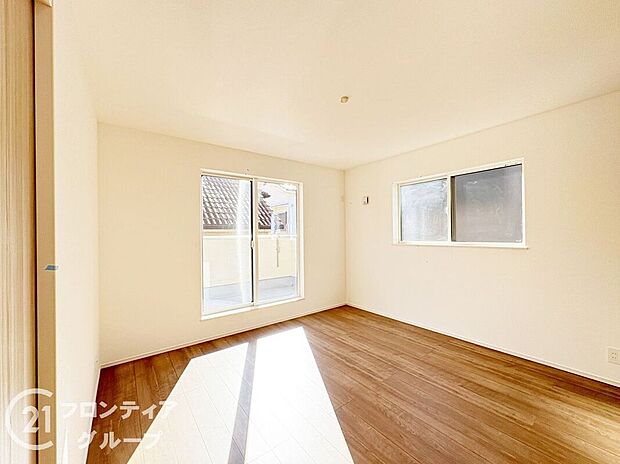 寝室や子供部屋にぴったりなシンプル洋室でお部屋のコーディネートが楽しめますね。