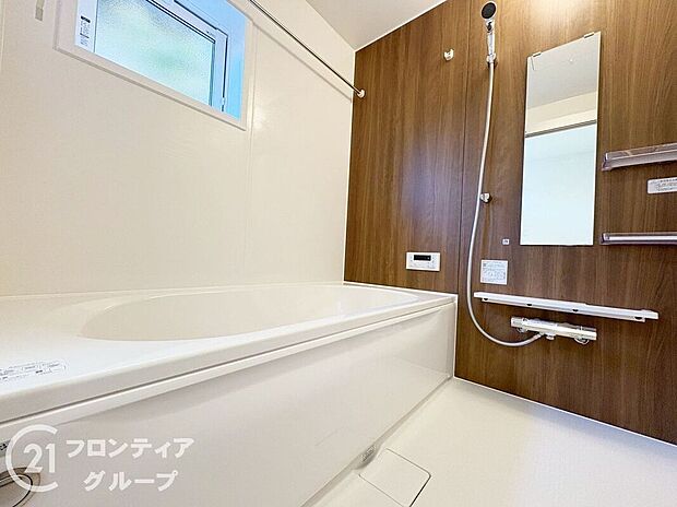 無駄を無くした新形状でしっかり節水。くつろぎの入り心地を実現した『らくエコ浴槽』を採用！床はクリーン床を採用しており、お風呂掃除が楽に行えます。