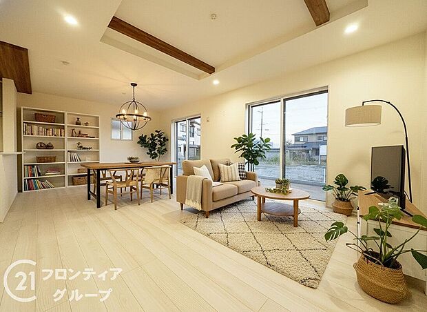 【家具入りイメージ画像】天井の中央部分を周囲より一段高くとった折上天井です。開放感があり、部屋が広く感じます！