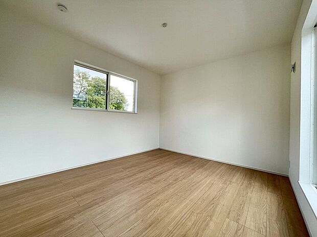 寝室や子供部屋にぴったりなシンプル洋室でお部屋のコーディネートが楽しめますね。