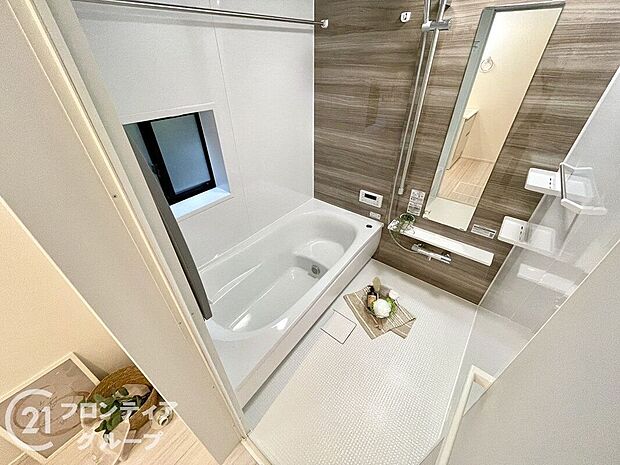 温めたお湯の熱を逃しにくい断熱浴槽！半身浴がしやすいベンチ型形状なので、お子様との入浴や、さまざまな入浴スタイルに便利です！