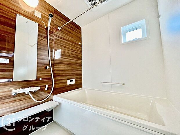 賃貸にはない、1坪タイプのバスルーム。ゆったり足が伸ばせるので、毎日の疲れを癒やすバスタイムを実現。ご家族みんなでも入れますね♪浴室換気乾燥暖房機付きで浴室内干しも可能!