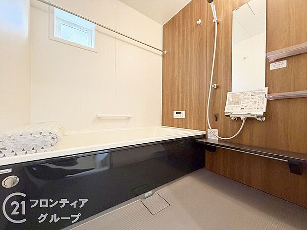 バスタブ付きで、ゆったりとお風呂に浸かり、疲れた体を癒せる贅沢な空間です。窓があるのでこまめに換気ができ、清潔感を保てます。リラックスタイムをより豊かにする素敵な選択です。