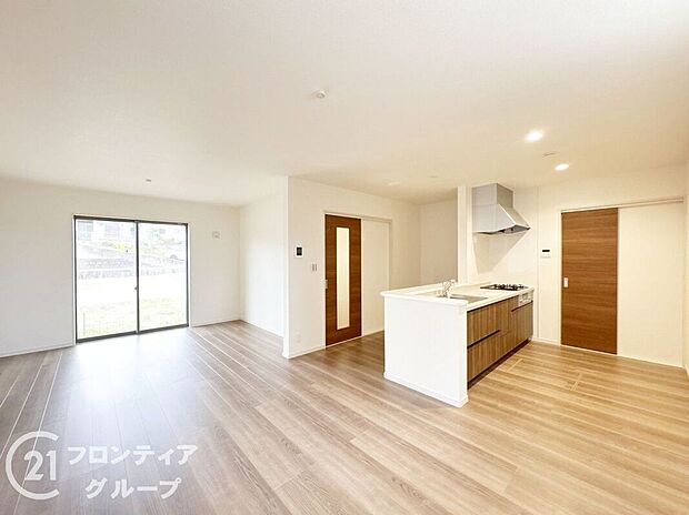 リビングのフローリング材には、木目や色調など木材特有の風合いがあり、ナチュラルな美しさで、日々の生活に温もりを与えてくれます。