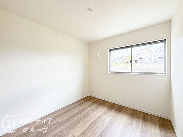 室内はシンプルな仕様となっており、それぞれの好みに合わせたインテリアで、趣味に合わせてレイアウトしやすくなっております。