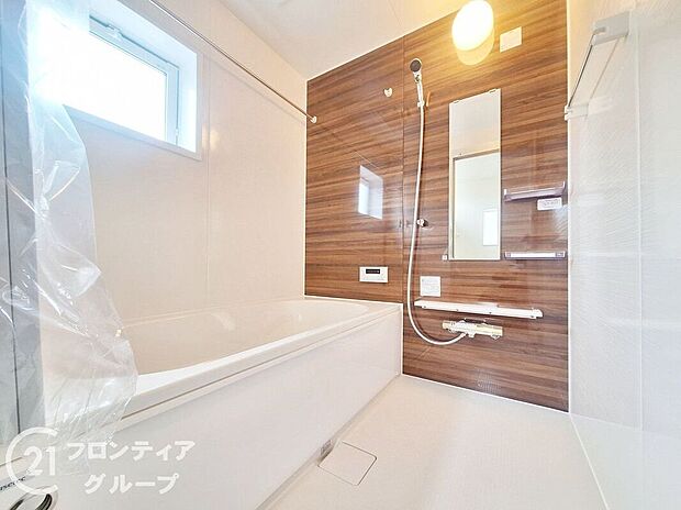 無駄を無くした新形状でしっかり節水。くつろぎの入り心地を実現した『らくエコ浴槽』を採用!床はクリーン床を採用しており、お風呂掃除が楽に行えます。