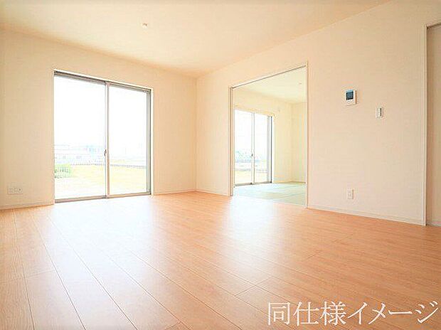 \同仕様写真/LDKには大きな窓からたくさんの光が入り、明るく、開放的な空間を演出してくれます。お友達が遊びに来た時も自慢のリビングになりますね!