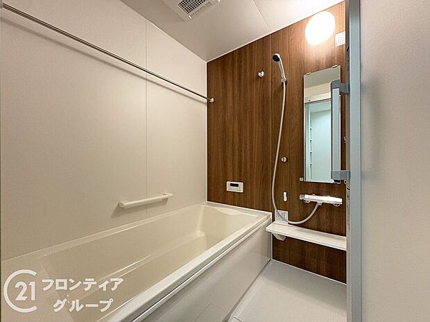 広々としたバスルームで、心地よいリラックスタイムを楽しめます。快適な空間で、日々の疲れを癒す贅沢な時間を提供します。