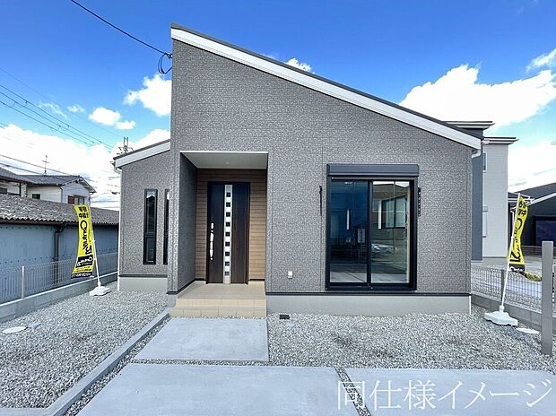 \同仕様写真/外壁にサイディング材を使用したおしゃれな外観。色柄バリエーションが豊富なため、住まいの表情を豊かに表現してくれます。また、雨で汚れを落としてくれるので、綺麗な外観が長続きします!