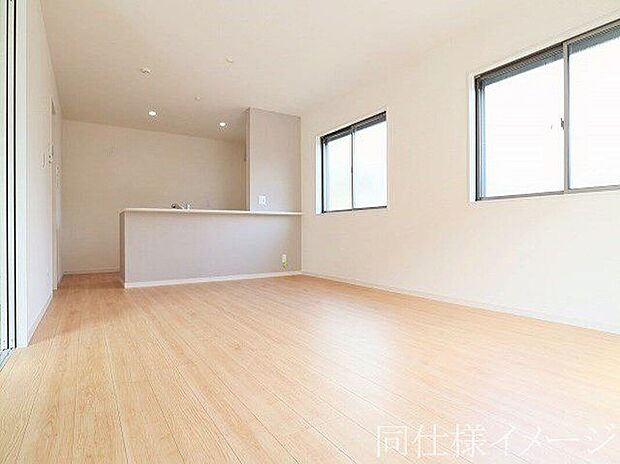 \同仕様写真/リビングのフローリング材には、木目や色調など木材特有の風合いがあり、ナチュラルな美しさで、日々の生活に温もりを与えてくれます。