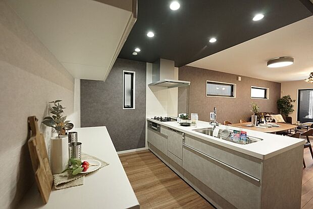 【施工例／キッチン】キッチンは標準で食器洗浄乾燥機が付いています。床材やクロスのお色もスタイルに合わせてセレクトさせていただきます