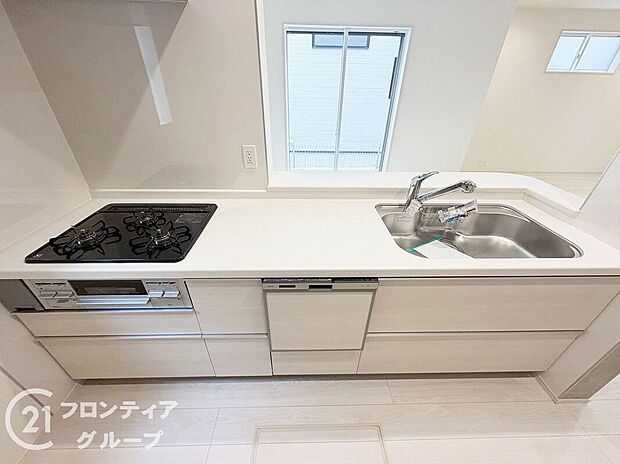 オールインワン浄水器栓を採用しており、場所を取らない浄水器！いつでもおいしいお水でお料理することができますね！また、食器洗い乾燥機付で奥様の家事を軽減できます