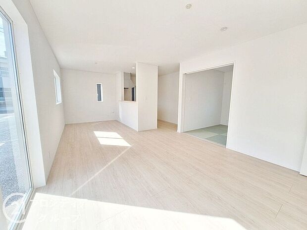 LDKには大きな窓からたくさんの光が入り、明るく、開放的な空間を演出してくれます。お友達が遊びに来た時も自慢のリビングになりますね！