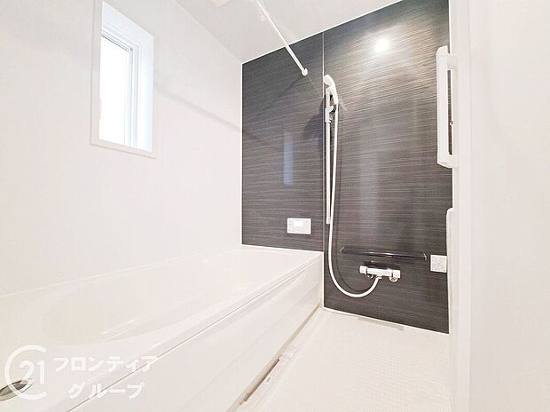 1坪以上の広々とした浴室には隠れた嬉しい設備がたっぷりついております。お掃除が楽にできたり、節水効果があったりと、バスタイムを快適にお過ごし頂けます!