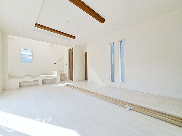 天井の中央部分を周囲より一段高くとった折上天井です。開放感があり、部屋が広く感じます!