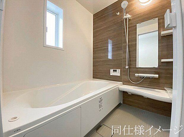 \同仕様写真/1坪以上の広々とした浴室には隠れた嬉しい設備がたっぷりついております。お掃除が楽にできたり、節水効果があったりと、バスタイムを快適にお過ごし頂けます!