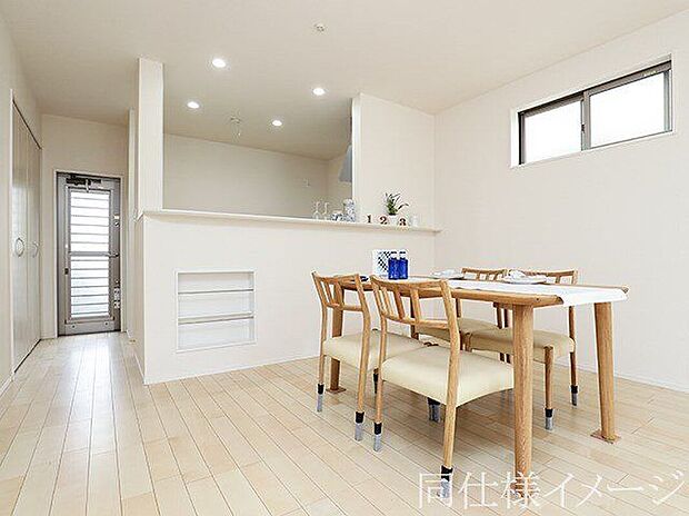 \同仕様写真/LDKには大きな窓からたくさんの光が入り、明るく、開放的な空間を演出してくれます。お友達が遊びに来た時も自慢のリビングになりますね!