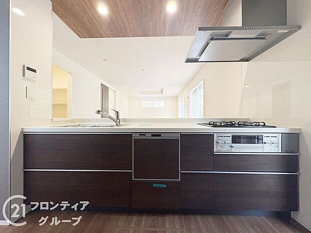 オールインワン浄水器栓を採用しており、場所を取らない浄水器！いつでもおいしいお水でお料理することができますね！また、食器洗い乾燥機付で奥様の家事を軽減できます