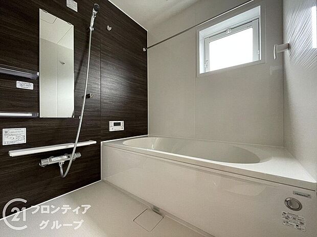 無駄を無くした新形状でしっかり節水。くつろぎの入り心地を実現した『らくエコ浴槽』を採用!床はクリーン床を採用しており、お風呂掃除が楽に行えます。
