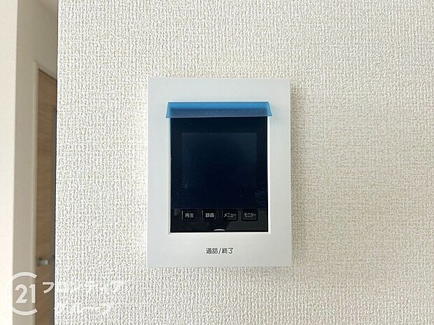 【防犯設備】ハンズフリー機能を備えたカラーモニターインターホンを採用！お料理中などで手が塞がっていても便利に応答可能です！夜間の映像確認機能もついていて、安心ですね！