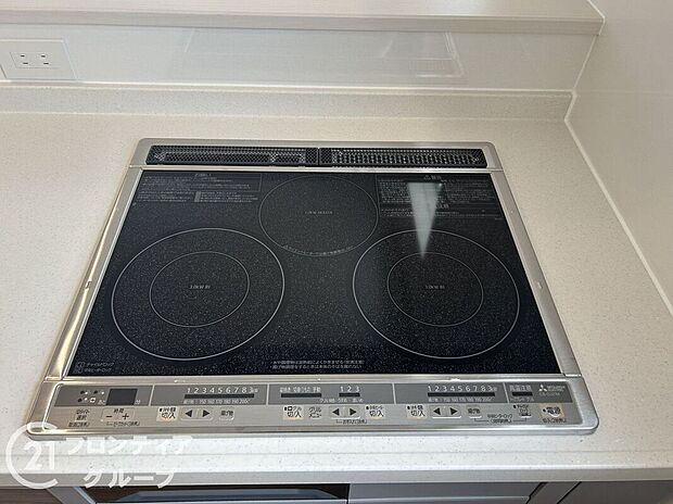 【その他設備】ＩＨなので火の元安心！三口コンロで同時に複数の調理が可能です