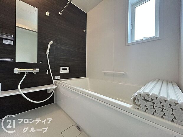 【バス】浴室には隠れた節水機能が充実！シャワーにはたくさんの空気を含んだ大粒の水は節水効果大！浴槽内にはステップがあり、出入り時の負担も軽減するスリムな形を採用