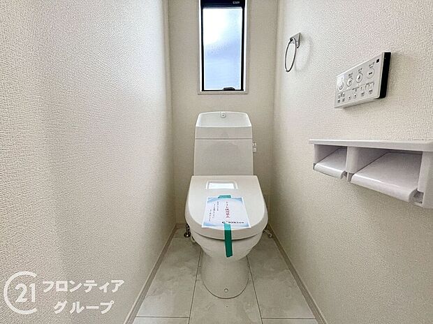 【トイレ】便器にふちがなく、汚れが隠れて見えない部分が極端に少なくなっており、お手入れも楽々！スピーディでパワフルな洗浄力を実現しています！