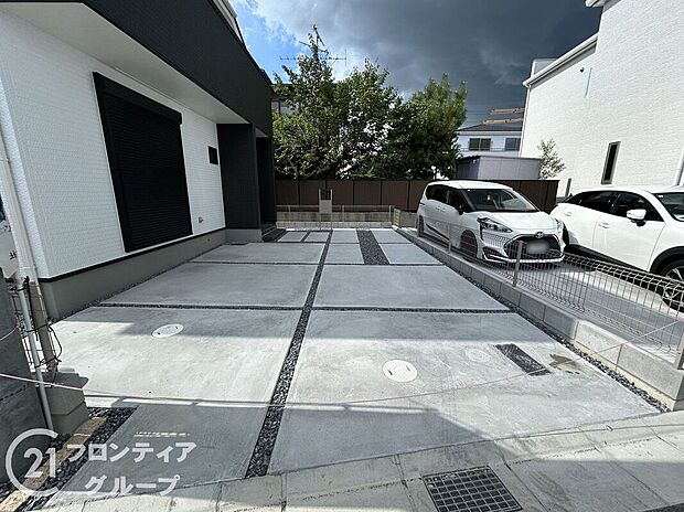 【駐車場】戸建て住宅には、十分な広さを確保した駐車スペースが完備。車を安全に保管できるだけでなく、日常的に便利に使用できる設計です。整然とした環境が整い、家族全員が快適に利用できる駐車場です。
