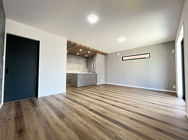 【リビング】外からの視線を遮りつつ、自然光を室内に取り込むハイサイドライトを採用したリビング。効率的に空気を循環させることができるのもメリットです。