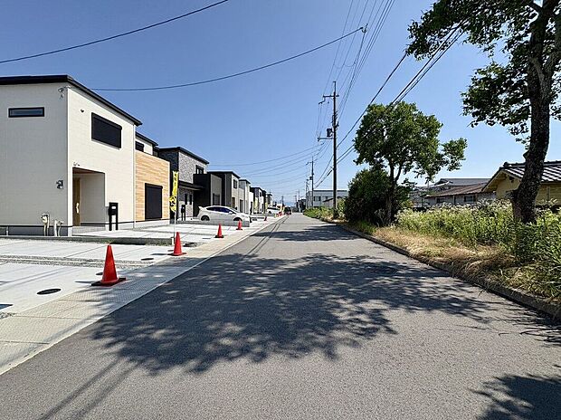 【前面道路含む外観】前道の様子です