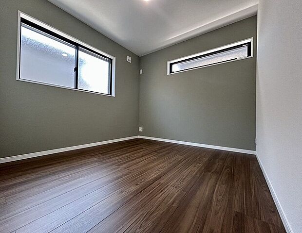 【寝室】明るく広々と感じていただけるような間取りをインテリアコーディネーターと建築士がご提案させていただきます。お家全体を同一テイストで建築しているので統一感がございます。