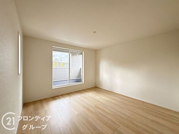 【寝室】こちらのお部屋はバルコニーに面しており、日当たり、通風ともに良好です!