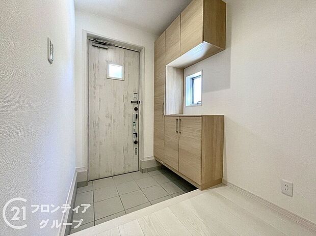 【玄関】外観に調和したデザインの玄関は、温かみのある雰囲気を醸し出します。美しいドアとシンプルなラインが、家の印象を引き立て、来客を迎えるにふさわしい洗練された空間で、心地よい第一印象を与えます。