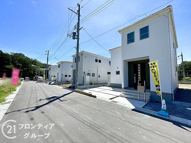 【前面道路含む外観】前面道路にゆとりがあり、駐車や通行も快適。歩道や街灯も整備されていて、夜間の帰宅時も安心感があります。静かな住宅街に位置し、騒音や混雑のストレスが少ないのも嬉しいポイントです。