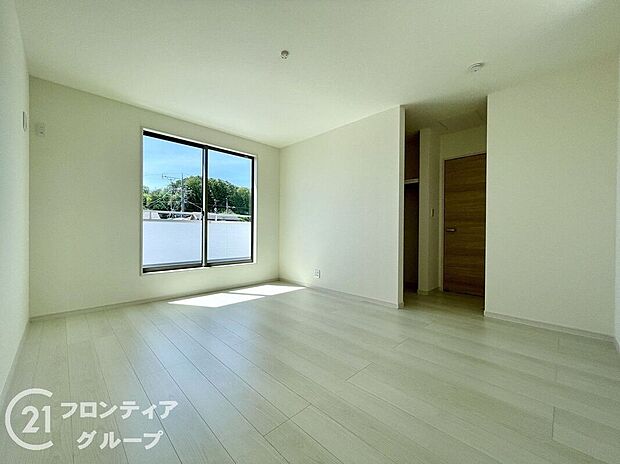 【寝室】室内はシンプルな仕様となっており、それぞれの好みに合わせたインテリアで、趣味に合わせてレイアウトしやすくなっております。