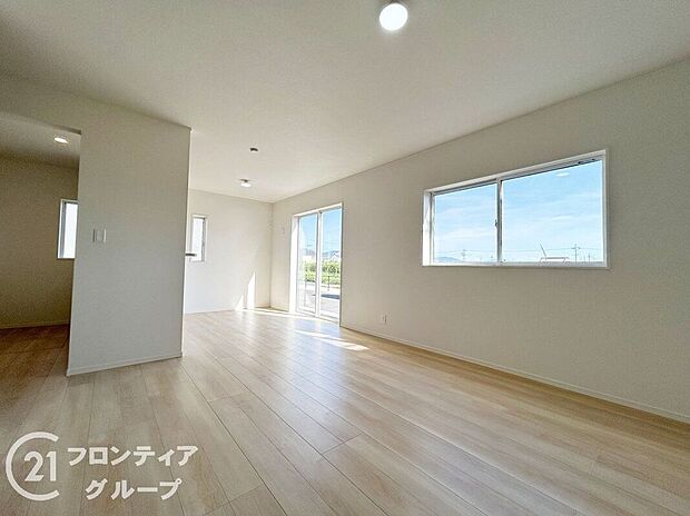 【リビング】フローリングは、日常生活で床材の受ける様々な傷や、温度・湿度変化によるひび割れの発生を大幅に抑える特殊加工を施工済みです！